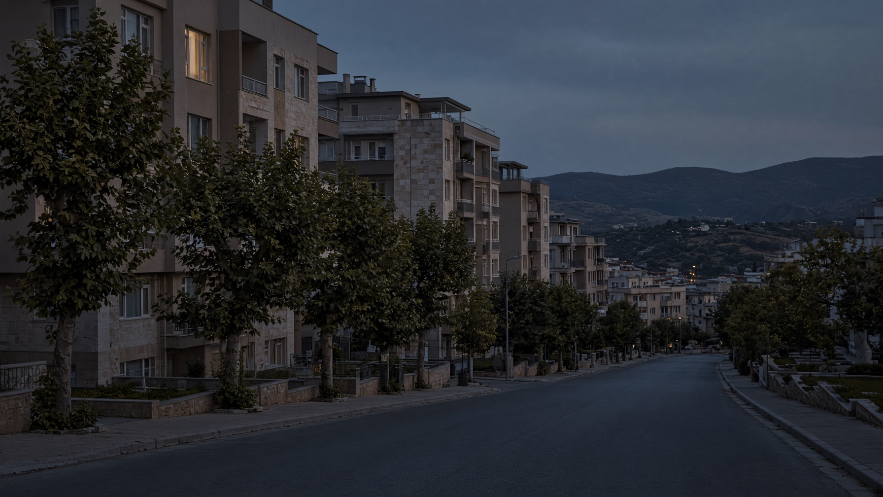 Yunusemre'de alacakaranlıkta sade, modern bir şehir caddesi.
